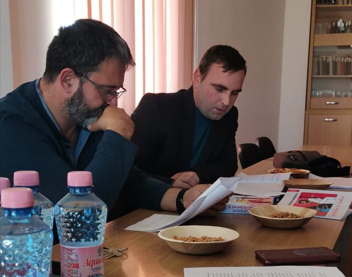 Lumea e un sac uriaș, iar oamenii – sticle de plastic?!