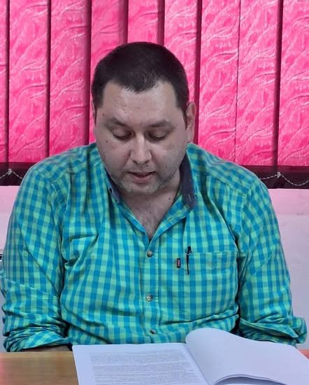 Satiră socială, (auto)ironie și umor